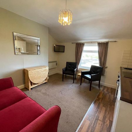 45 The Square Holiday Apartments Скарбъро Екстериор снимка