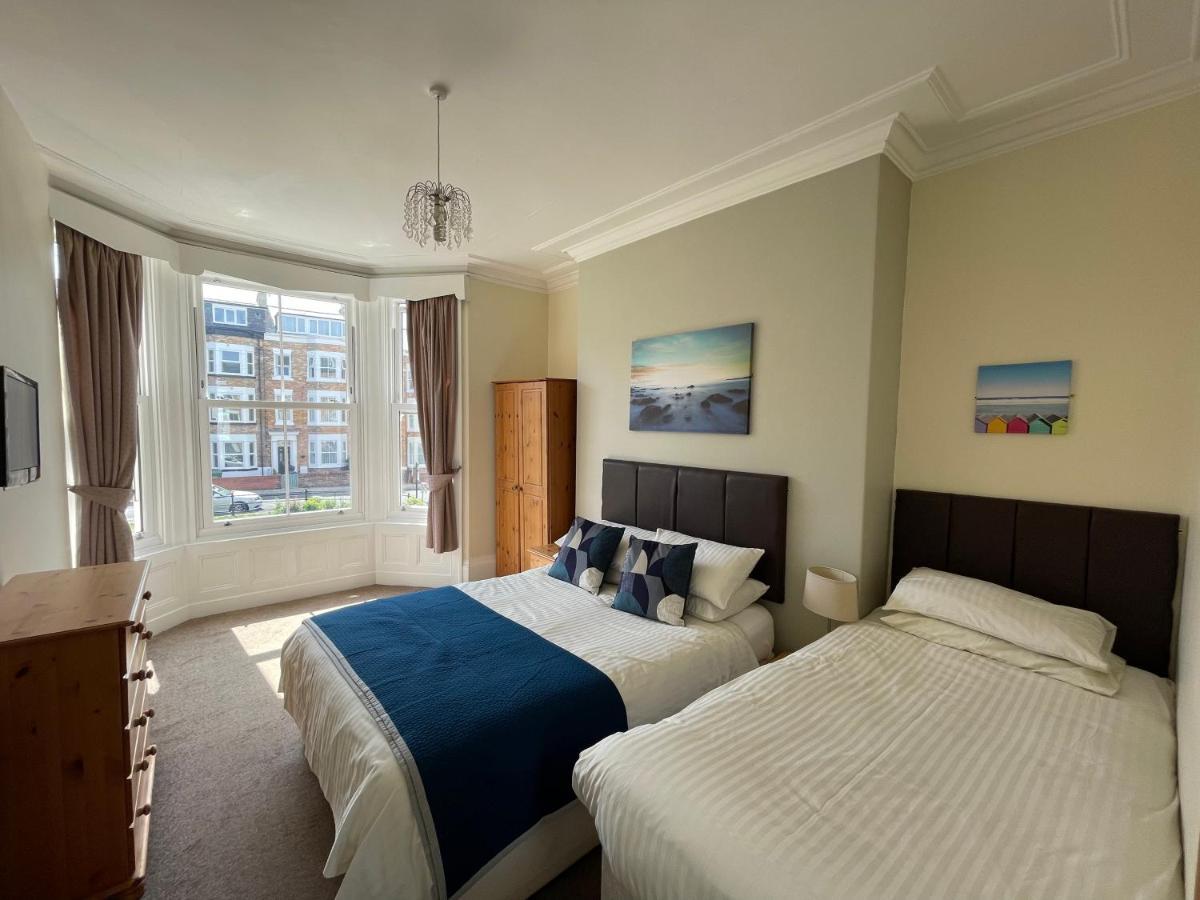 45 The Square Holiday Apartments Скарбъро Екстериор снимка