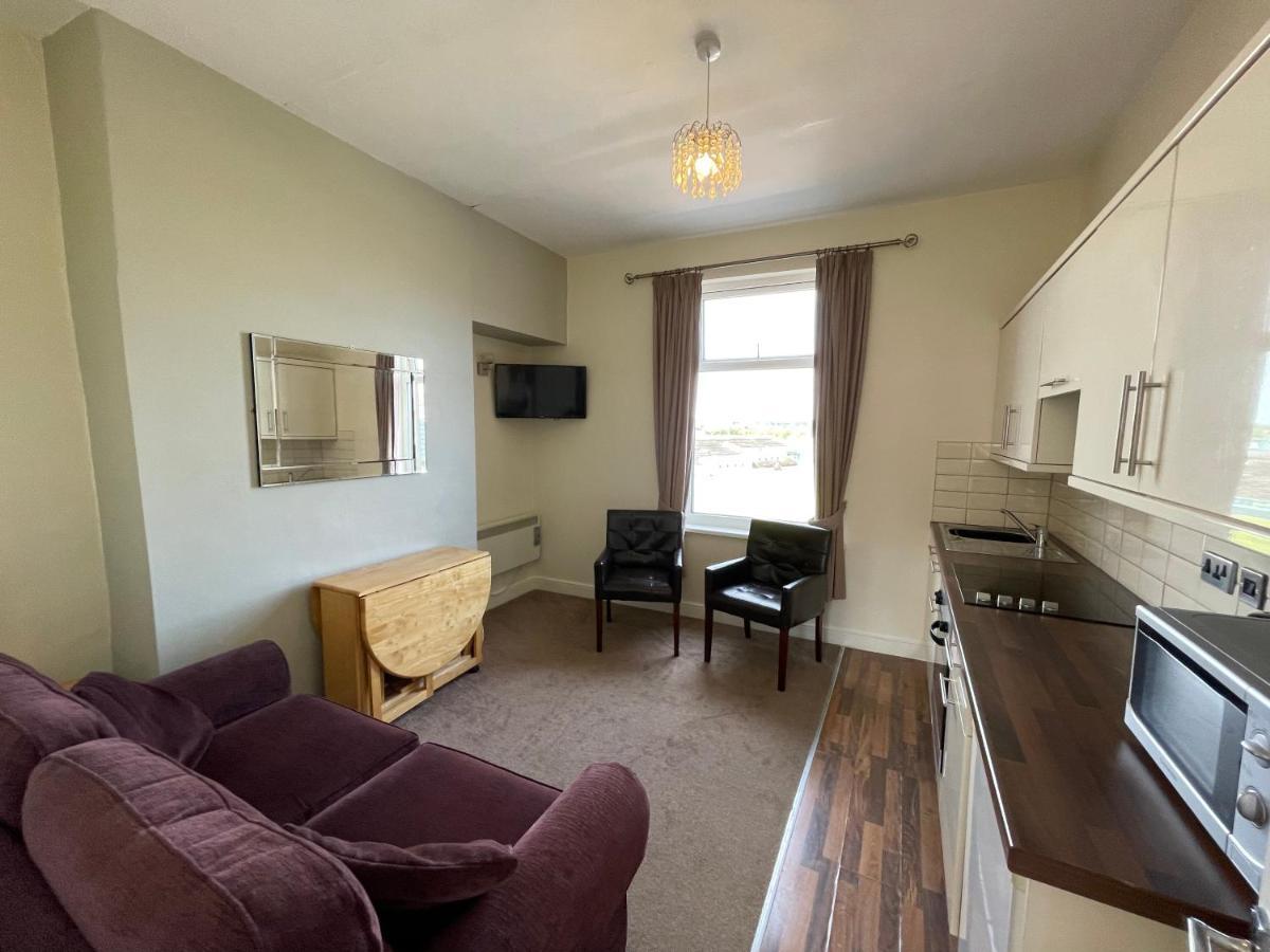 45 The Square Holiday Apartments Скарбъро Екстериор снимка