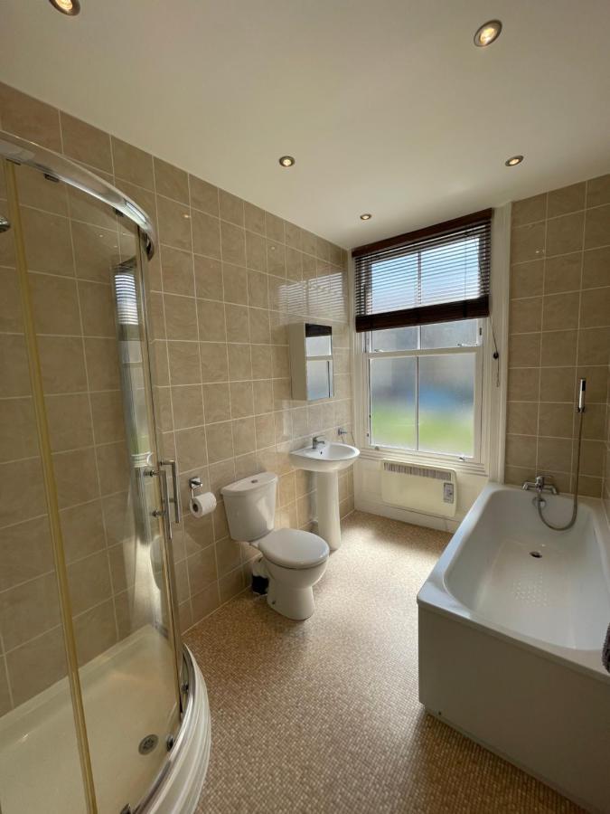 45 The Square Holiday Apartments Скарбъро Екстериор снимка