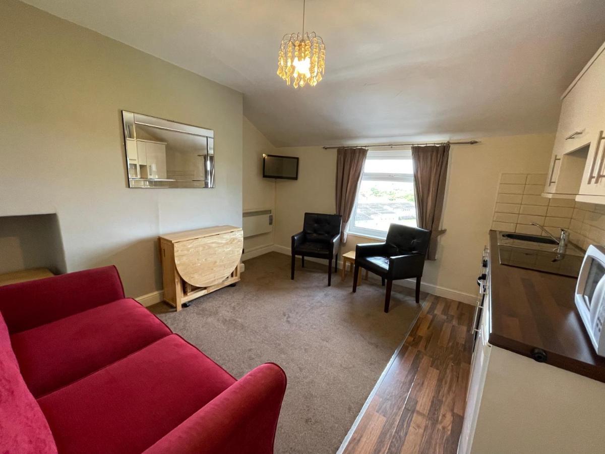 45 The Square Holiday Apartments Скарбъро Екстериор снимка