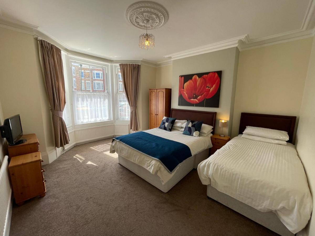 45 The Square Holiday Apartments Скарбъро Екстериор снимка