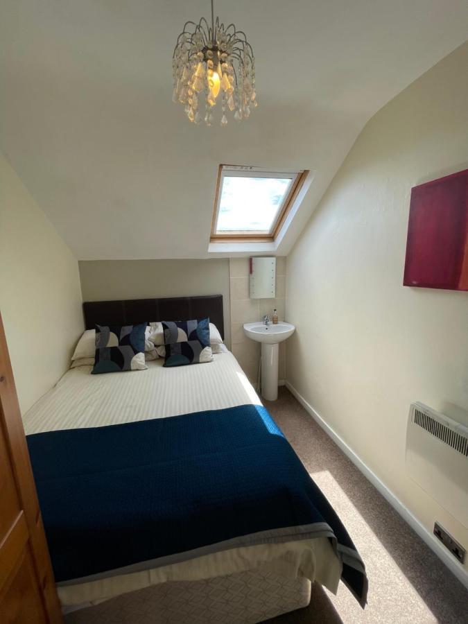 45 The Square Holiday Apartments Скарбъро Екстериор снимка