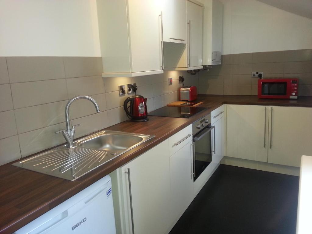 45 The Square Holiday Apartments Скарбъро Стая снимка
